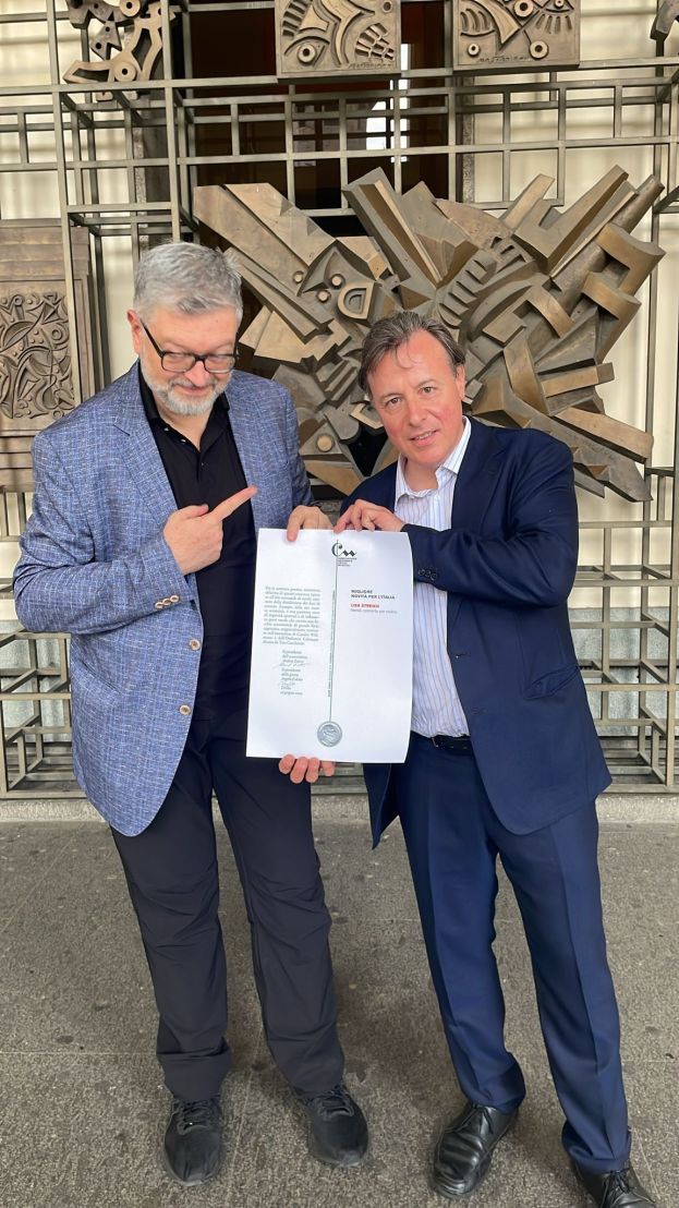Il M° Tito Ceccherini e il critico musicale Gianluigi Mattietti con la pergamena del Premio Abbiati appena ricevuta