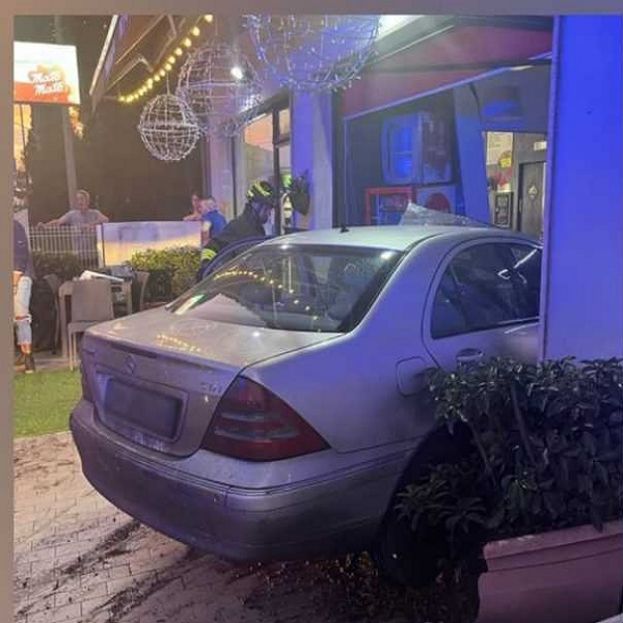 Auto in pizzeria