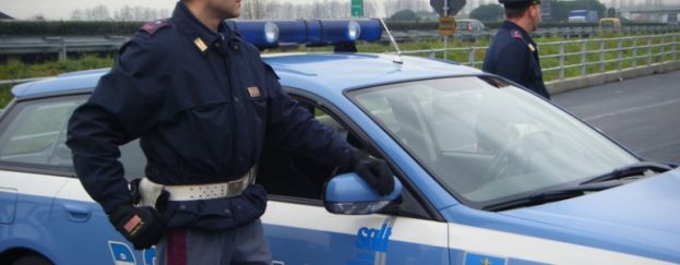 AUTOMOBILISTA UBRIACO ZIGZAGA SULL'A24 CON IL PROPRIO CAMPER:FERMATO DALLA POLSTRADA DI CARSOLI