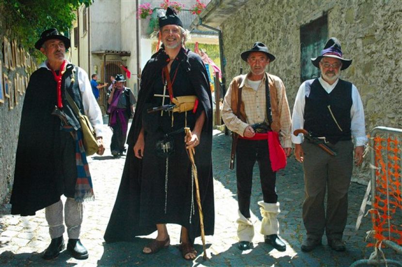 TUFO DI CARSOLI, SI E' CONCLUSA CON GRANDE SUCCESSO LA DUE GIORNI DI MUSICA ED ARTE: ALLA FINE SONO ARRIVATI "I BRIGANTI"(FOTO)