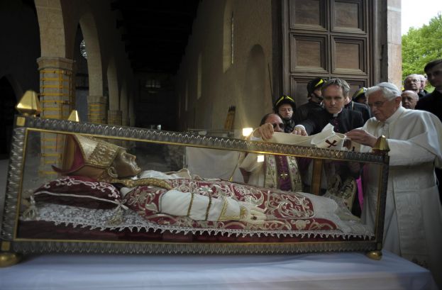 Benedetto XVI e l'urna con Papa Celestino V