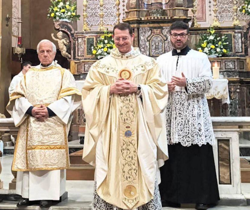 Al centro, Don Umberto Di Pasquale