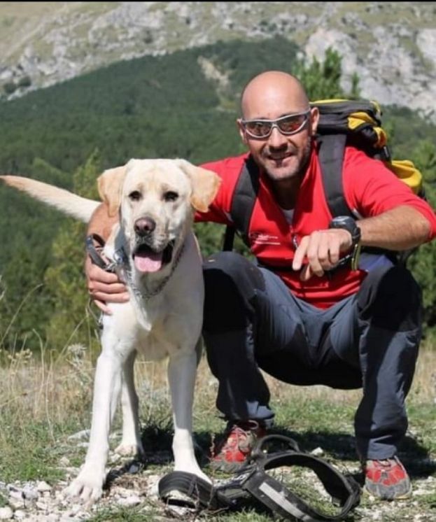 Il cane molecolare Byron con il suo conduttore