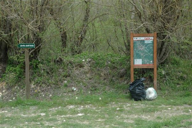 UNA DISCARICA ABUSIVA NELLA RISERVA NATURALE DELLE GROTTE DI PIETRASECCA