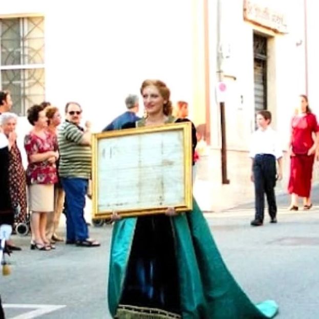 Donna in costume d'epoca