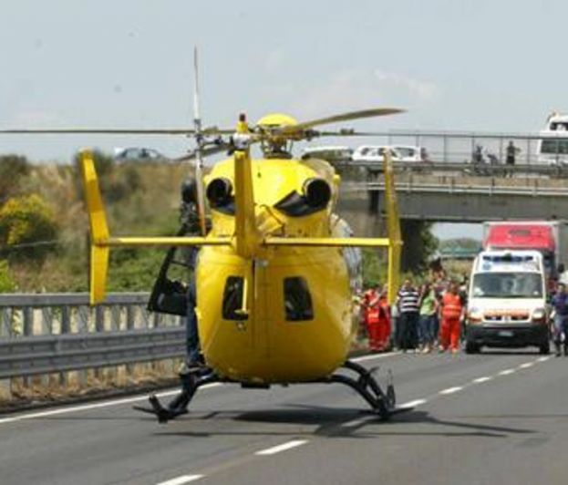 CARSOLI,TRAVOLTO MENTRE CONTROLLA L'AUTO SULL'A24:E' GRAVE