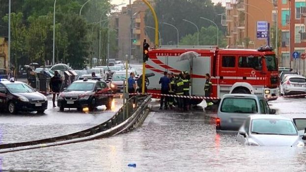 Strade allagate a Roma