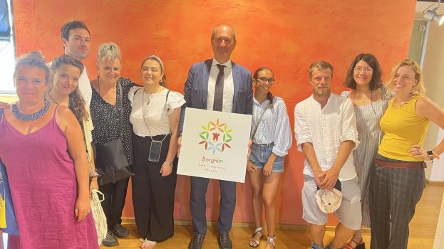 Foto di gruppo, Borghi