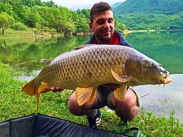 CARPA DA RECORD PESCATA NEL LAGO DEL TURANO DALL'ARSOLANO FABIO DE ANGELIS