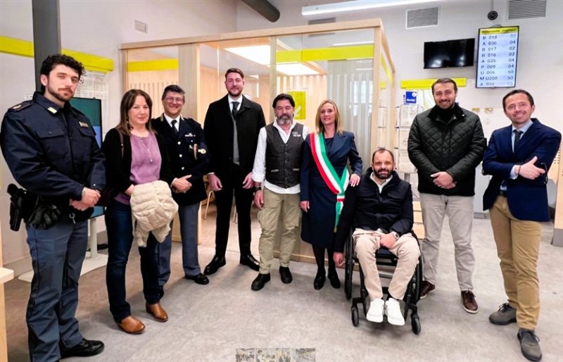 Da SX a DX: Lucia Dipierro, primo dirigente della Polizia di Stato in rappresentanza del Questore di Rieti; Giuseppe Iannaccone, Relazioni Istituzionali Poste Italiane; Alessandro Giuseppetti; Roberta Cuneo, sindaco di Fara in Sabina e presidente della Provincia di Rieti; Mariano Calisse, sindaco di Borgorose; Daniele Sinibaldi, sindaco di Rieti e presidente Anci Lazio; Massimiliano Perazzetti, direttore della filiale provinciale di Poste Italiane Rieti.