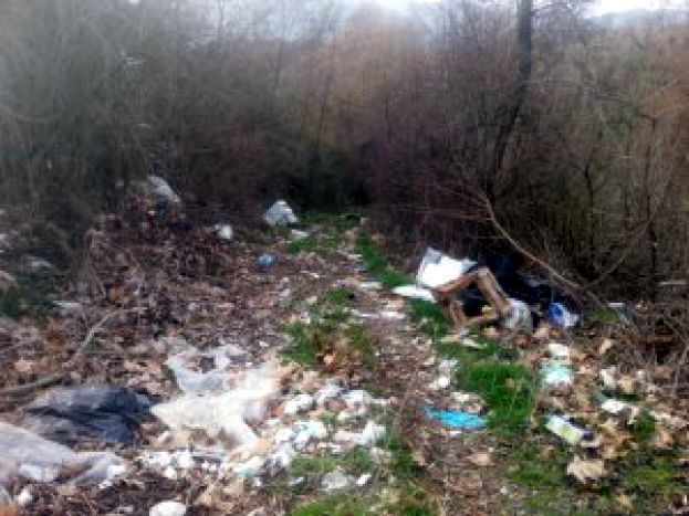 PROLIFERANO COME FUNGHI LE DISCARICHE ABUSIVE NEL CARSEOLANO:RISCONTRI E SEGNALAZIONI DI PRESENZA DI RIFIUTI OVUNQUE