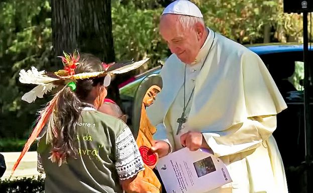 Papa Bergoglio con l'idolo Pachamama