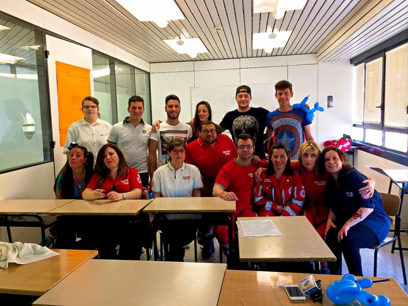 Gli studenti del Liceo Scientifico di Carsoli con i rappresentanti della Croce Rossa Locale