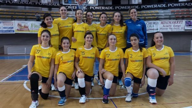 ESORDIO CON LA MAGLIA DELL'ASSOCIAZIONE DEL PICCOLO EDOARDO A SULMONA PER LE RAGAZZE UNDER 16 DEL VOLLEY CARSOLI