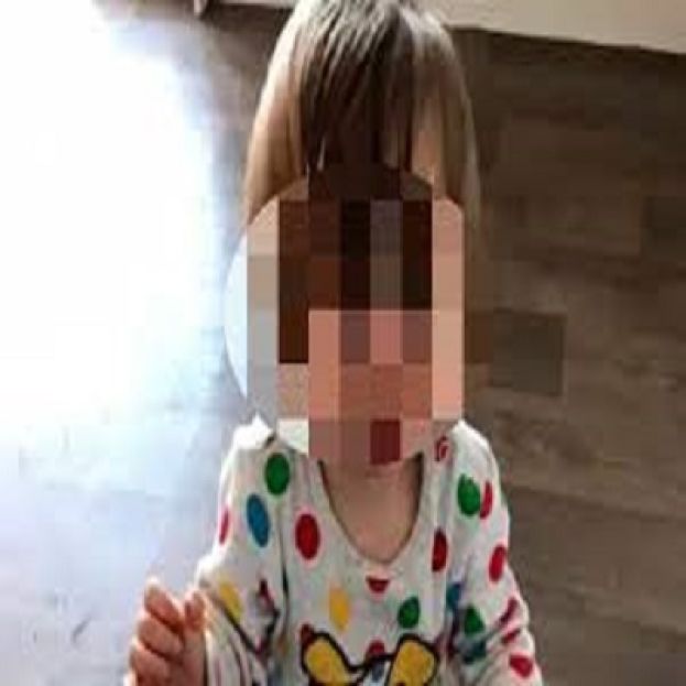 REGNO UNITO - BAMBINO DI DUE ANNi MUORE DI STENTI, ACCANTO AL PADRE DECEDUTO, INTERA NAZIONE SOTTO SCHOCK