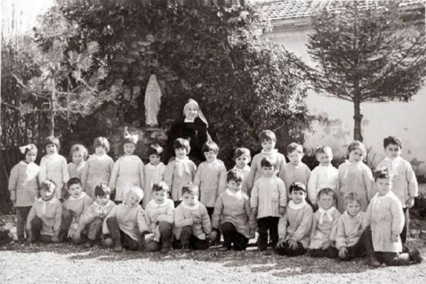Suora con bambini