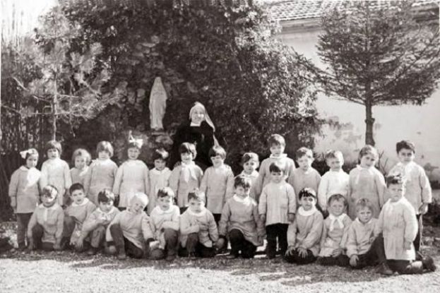 Suora con bambini