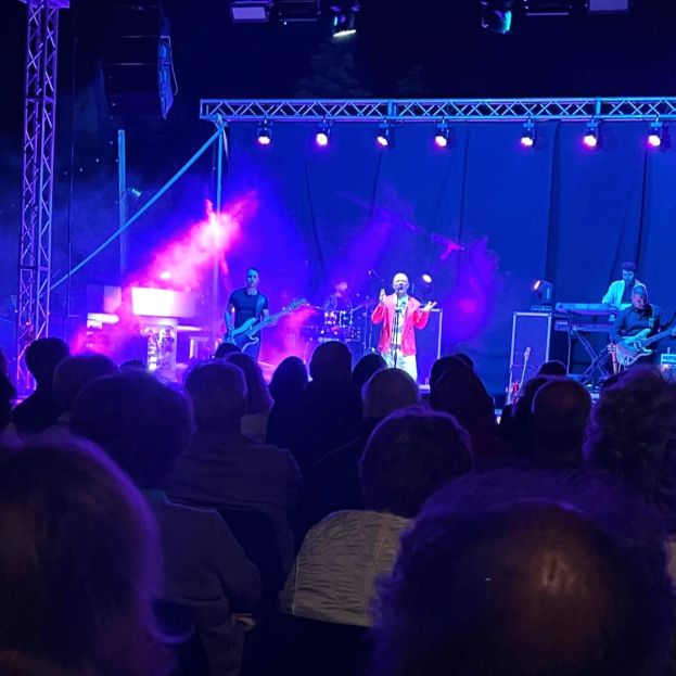 Golden Straits a Bussi