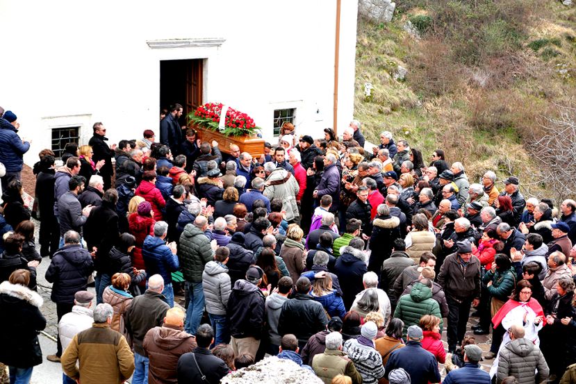L'ULTIMO SALUTO ALL'EX SINDACO LUCIANO LAURI: COMMOZIONE E LACRIME TRA LA FOLLA A COLLI DI MONTE BOVE PER I FUNERALI