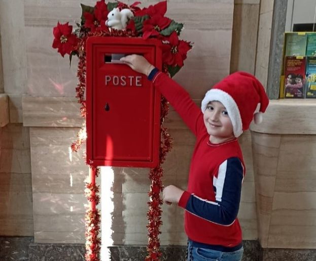 Bambini nell'ufficio postale di Pescara Centro