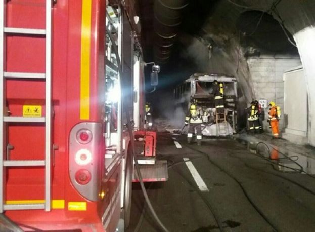 PULLMAN IN FIAMME NEL TRAFORO DEL GRAN SASSO, UNA RAGAZZA: "ABBIAMO AVUTO PAURA DI MORIRE"