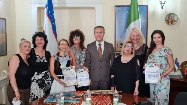Da sinistra_ Roberta Luciani, Marilisa Palazzone, Lenra Santospago, Emanuela Loscanna, S.E. l'Ambasciatore in Italia dell'Uzbekistan OtabekAkbarov, Regina Resta, Aida Abdullaeva, Melissa Caldari