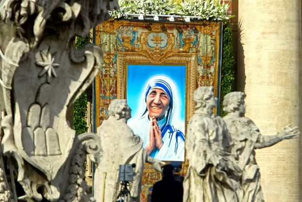 MADRE TERESA PROCLAMATA SANTA, UNO STREPITOSO APPLAUSO PER LA SUORA DEI POVERI