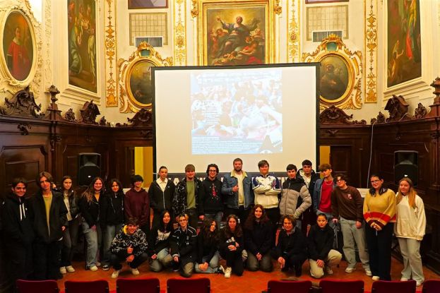 il vincitore premio del pubblico nessim chikhaoui con gli studenti aquilani del pcto laqff