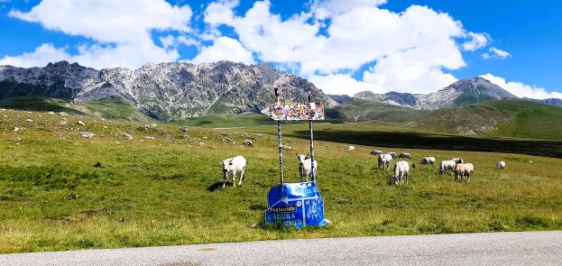 CARTELLONISTICA FATISCENTE A CAMPO IMPERATORE