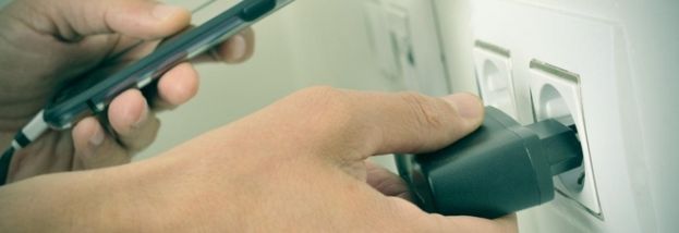 CARICATORE NELLA PRESA ELETTRICA SENZA DISPOSITIVO?ECCO COSA SI RISCHIA