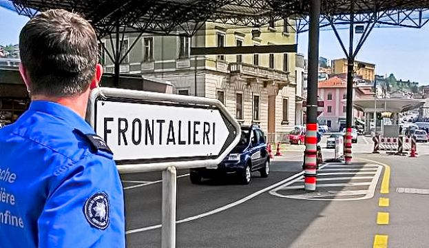 REFERENDUM, LA SVIZZERA VOTA CONTRO IL LAVORO AGLI STRANIERI: FRONTALIERI IN RIVOLTA