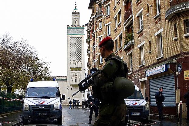 FRANCIA, CHIUSE TRE MOSCHEE: TROVATE 334 ARMI, 34 DA GUERRA