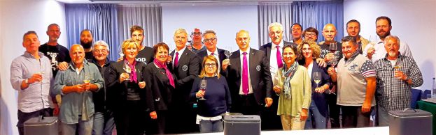 Foto di gruppo con brindisi