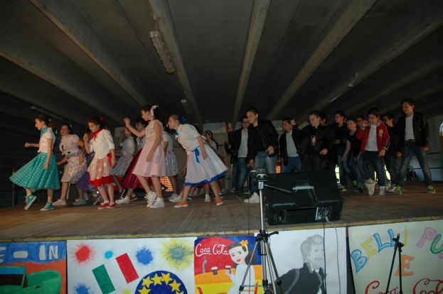 ORICOLA,GRANDE SUCCESSO DEI BAMBINI DELLA 5B° E C DELLA SCUOLA ELEMENTARE DI CARSOLI CON IL MUSICAL "GREASE"(FOTO1)