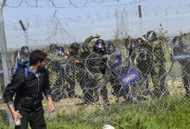 INDOMENI, SCONTRO CON L'ESERCITO: FERITI 260 PROFUGHI