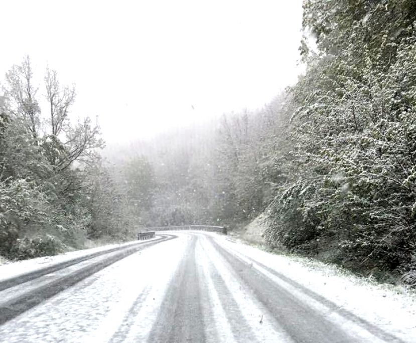 CARSOLI, E' ARRIVATA L'ULTIMA NEVE DI PRIMAVERA: CIELI GRIGI, FREDDO E VENTO OVUNQUE