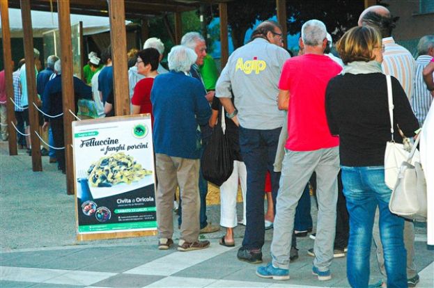 SAGRA DELLE FETTUCCINE AI FUNGHI PORCINI A CIVITA DI ORICOLA CON MUSICA, BALLI E TANTA ALLEGRIA(FOTO)