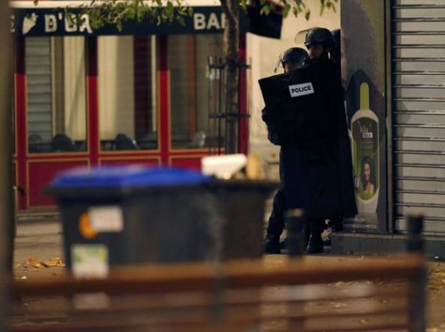 ATTENTATI A PARIGI,BLITZ DELLA POLIZIA A SAINT-DENIS:MORTI UNA KAMIKAZE E UN TERRORISTA,UN UOMO BARRICATO