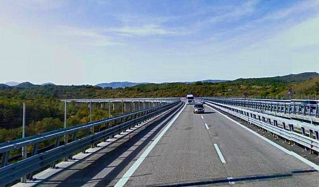 CARSOLI, 42ENNE SI GETTA DAL VIADOTTO AUTOSTRADALE DI PIETRASECCA