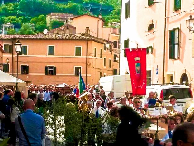 ARSOLI, PIAZZA VALERIA GREMITA DI GENTE COMMOSSA PER L'ULTIMO SALUTO A CLAUDIO BRUNI