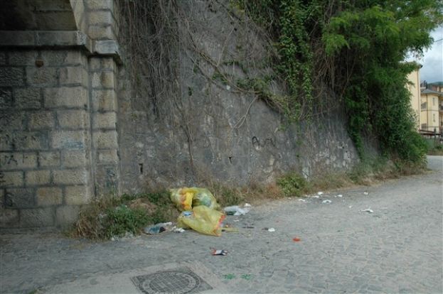 CARSOLI,PAESE SEMPRE PIU’ SPORCO: E’ LA GENTE O COSA?