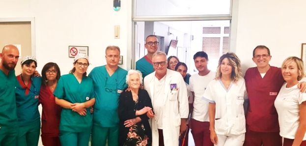 Lucia Fabrizio insieme all'equipe medico sanitaria