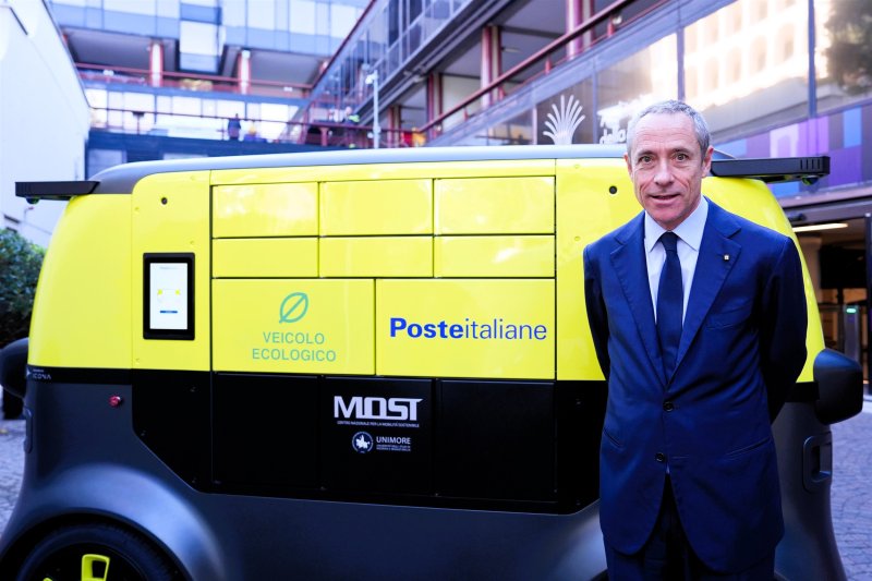 Poste Italiane AD Matteo Del Fante accanto a BOXi