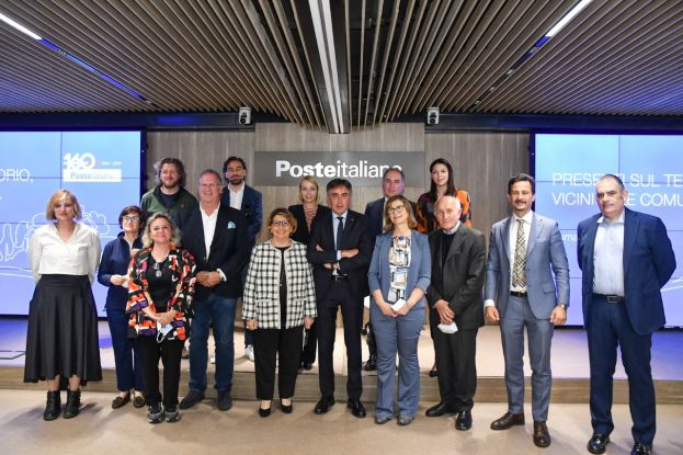 Al centro Maria Bianca Farina (Presidente Poste Italiane) e Giuseppe Lasco (Condirettore Generale di Poste Italiane) con i rappresentanti delle Onlus