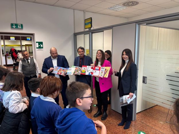 GLI ALUNNI DELL’ISTITUTO COMPRENSIVO VITO VOLTERRA IN VISITA ALL’UFFICIO POSTALE