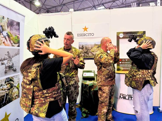 Foto di Repertorio I visitatori sperimentano i materiali in dotazione Fiera Progress