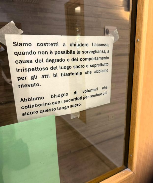 Foto ripresa dalla pagina Facebook " Roma fa schifo "