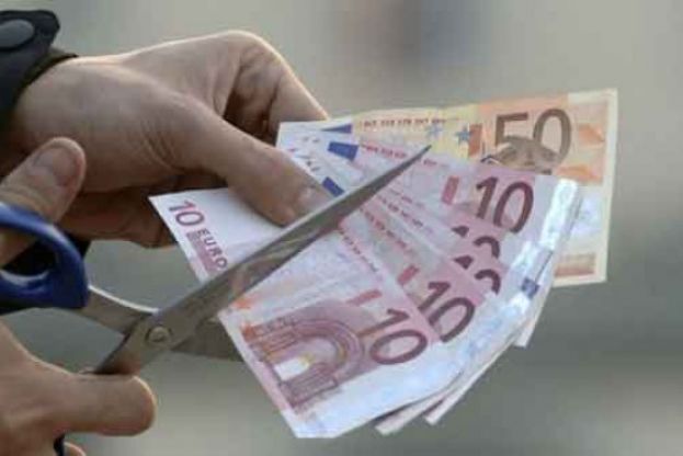 ANZIANA FA A PEZZI UN MILIONE DI EURO PER NON LASCIARLO IN EREDITA' AI FAMILIARI
