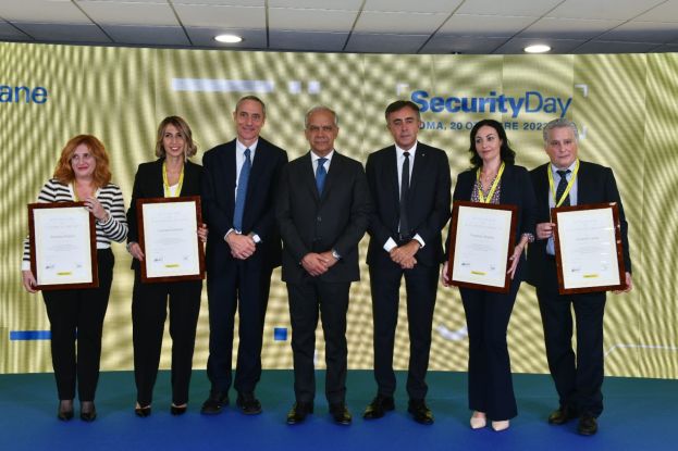 Poste Italiane - SecurityDay - L'AD Matteo Del Fante, il Ministro Piantedosi, il Condirettore Generale Giuseppe Lasco e alcuni dipendenti premiati