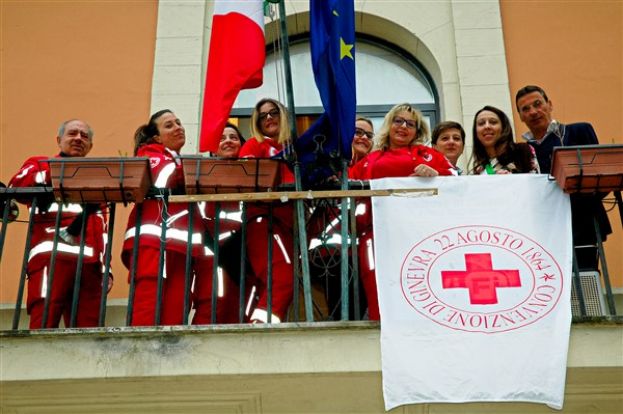 Bandiera della Croce Rossa sventolante sul Municipio di Carsoli